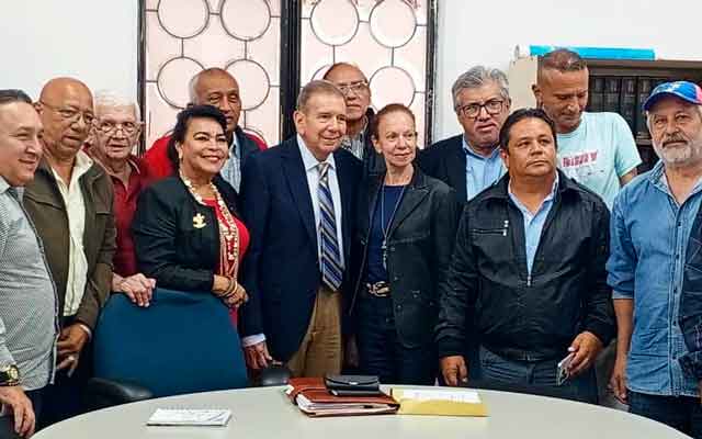Dirigentes de las organizaciones que integran la alianza Todos Somos Unidad posan junto al candidato de la Plataforma Unitaria Democrática, Edmundo González Urrutia