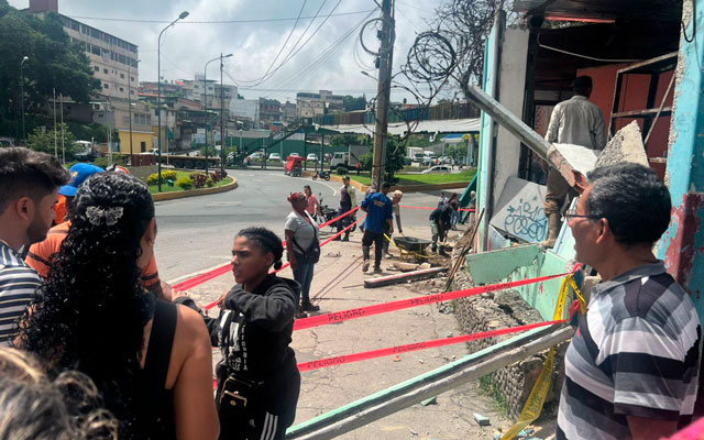 Funcionarios de Protección Civil de Guaicaipuro inspeccionando la zona tras el accidente en la redoma Independencia.