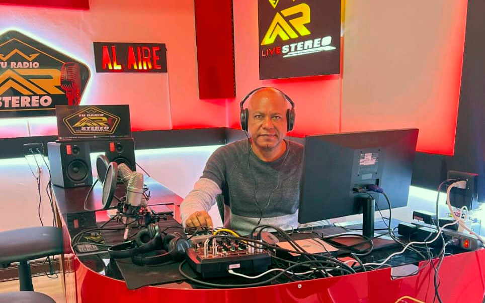 Alfredo Rojas posa junto a su equipo en la inauguración de "AR Stereo", Medellín, Colombia.