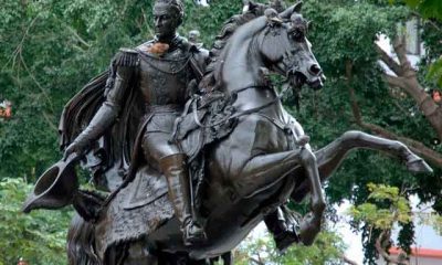 La estatua ecuestre de Simón Bolívar en la Plaza Bolívar de Caracas, finalmente erigida después del accidentado traslado desde Alemania.