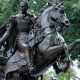 La estatua ecuestre de Simón Bolívar en la Plaza Bolívar de Caracas, finalmente erigida después del accidentado traslado desde Alemania.