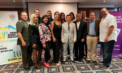 Profesionales compartiendo conocimientos en un ambiente académico.