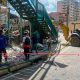 Funcionarios de Protección Civil y Poliguaicaipuro realizan la demolición preventiva de la pared perimetral en la redoma de La Matica, Los Teques.