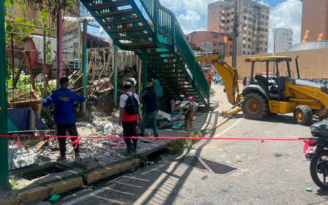 Funcionarios de Protección Civil y Poliguaicaipuro realizan la demolición preventiva de la pared perimetral en la redoma de La Matica, Los Teques.