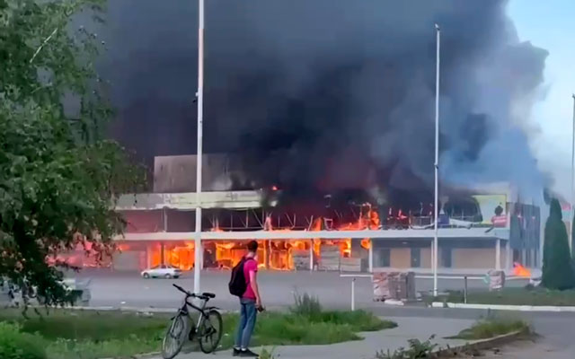 Centro Comercial Galáktica en Donetsk tras el ataque con misiles.