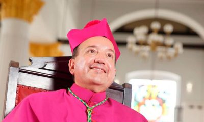 Monseñor José Antonio Da Conceicao Ferreira recibe el báculo episcopal durante la ceremonia en la Catedral San José.