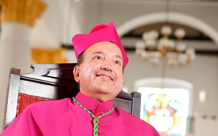 Monseñor José Antonio Da Conceicao Ferreira recibe el báculo episcopal durante la ceremonia en la Catedral San José.