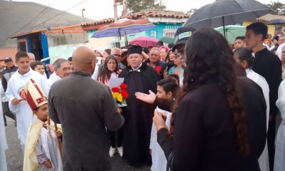 La alcaldesa encargada, Elizabeth Lacruz Volcanes, acompañó al nuevo párroco en su ceremonia de toma de posesión. 