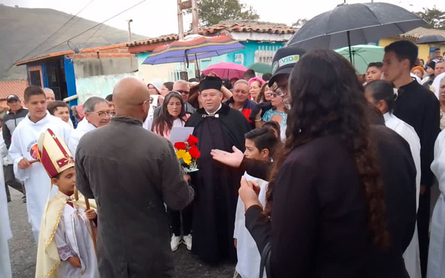 La alcaldesa encargada, Elizabeth Lacruz Volcanes, acompañó al nuevo párroco en su ceremonia de toma de posesión. 