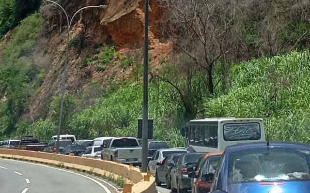 Alerta en la carretera Panamericana: Deslaves ponen en riesgo a conductores en Los Altos Mirandinos