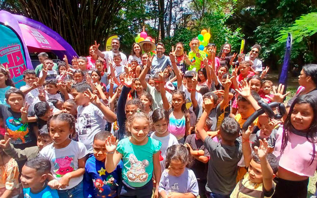 Niños disfrutando de las actividades del Plan Vacacional Comunitario 2024 en Guaicaipuro.