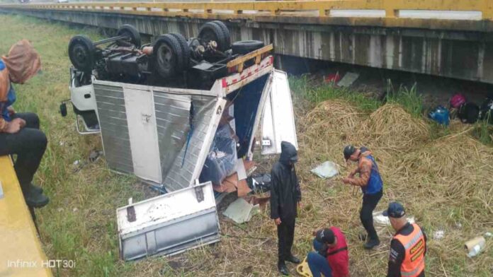 Vuelco de camión en el túnel La Cabrera genera caos vial