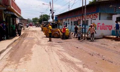 Cuadrillas trabajando en el despeje de vialidades afectadas en Santa Lucía tras las lluvias.