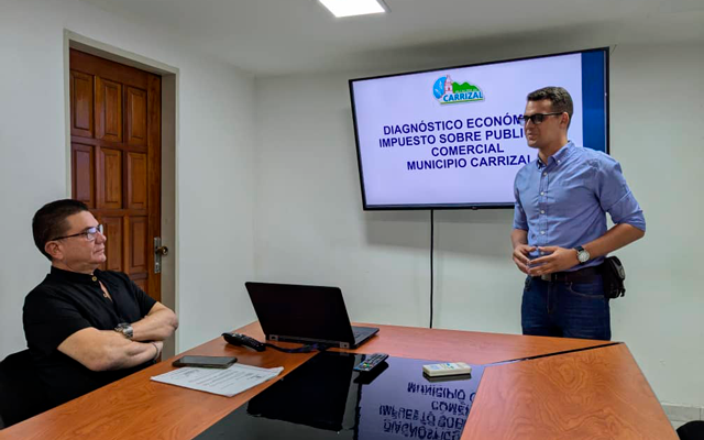 Óscar Bustamante durante la rueda de prensa sobre la jornada de fiscalización en Carrizal.