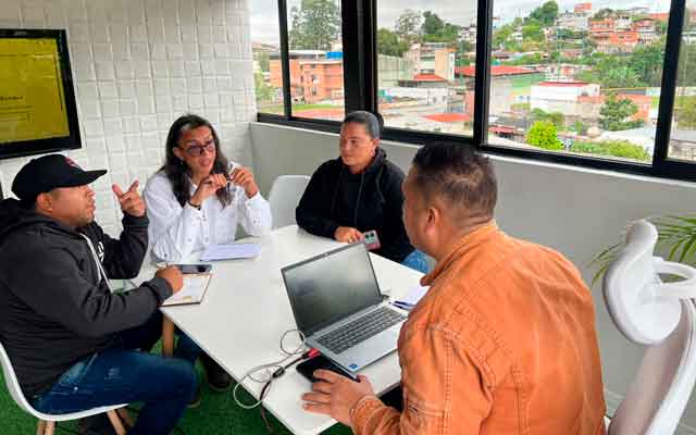 Autoridades y líderes comunitarios discuten estrategias para mejorar la distribución de gas en Carrizal.