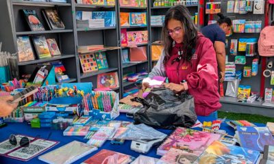 Los emprendedores locales exhiben sus productos en la Feria Escolar Carrizal 2024, haciendo accesibles útiles y materiales esenciales para las familias.