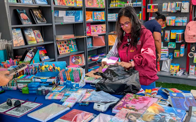 Los emprendedores locales exhiben sus productos en la Feria Escolar Carrizal 2024, haciendo accesibles útiles y materiales esenciales para las familias.