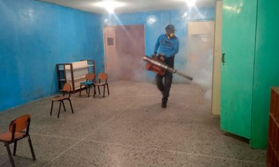 Los trabajos de fumigación se realizan en diversas instituciones educativas y viviendas, beneficiando a la comunidad.