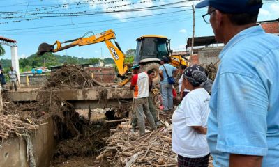 Las autoridades locales se movilizan para atender la emergencia provocada por el desborde de la quebrada Agua Bendita en Santa Lucía.