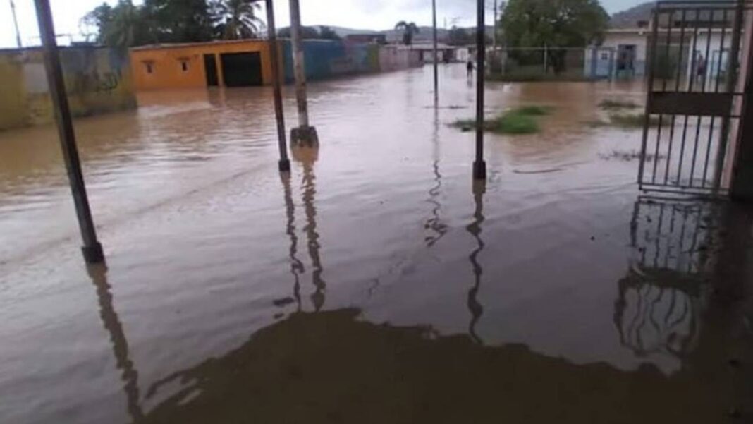 Más de 50 familias afectadas por fuertes lluvias en Falcón