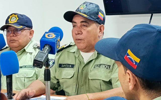 El Primer Comisario Nicolás Zapata durante la rueda de prensa sobre las estadísticas de seguridad en Carrizal, 2024.