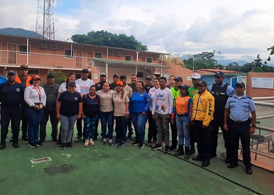 Funcionarios del Mintur y la gobernadora Karina Carpio durante la reunión para el reordenamiento turístico en Ocumare de la Costa.