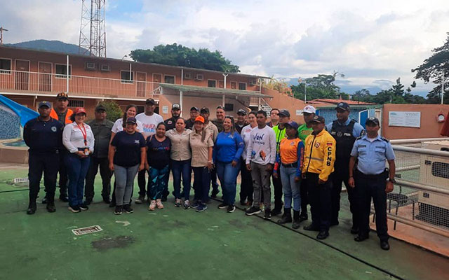 Funcionarios del Mintur y la gobernadora Karina Carpio durante la reunión para el reordenamiento turístico en Ocumare de la Costa.