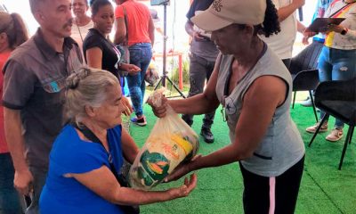 Productores locales reciben insumos agropecuarios de manos del gobierno.