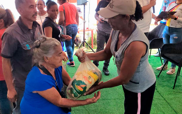 Productores locales reciben insumos agropecuarios de manos del gobierno.