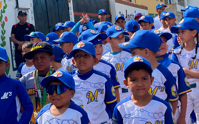 El alcalde José Morales durante la inauguración de la temporada de béisbol menor en Carrizal.