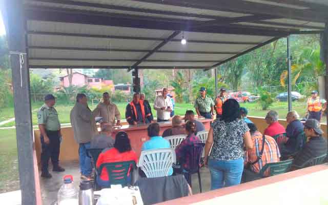 Edgar Montes de Oca, secretario ejecutivo de Seguridad Ciudadana y Paz, durante la reunión con vecinos de Colinas de Carrizal para discutir temas de seguridad y riesgo ambiental.