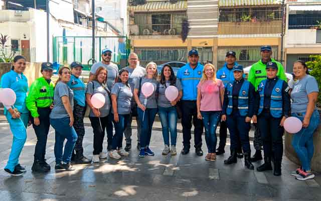 La concejal Raiza Chacón liderando la jornada de concientización sobre el cáncer de mama, junto a representantes de la Gran Misión Cuadrantes de Paz y la Policía Nacional Bolivariana.