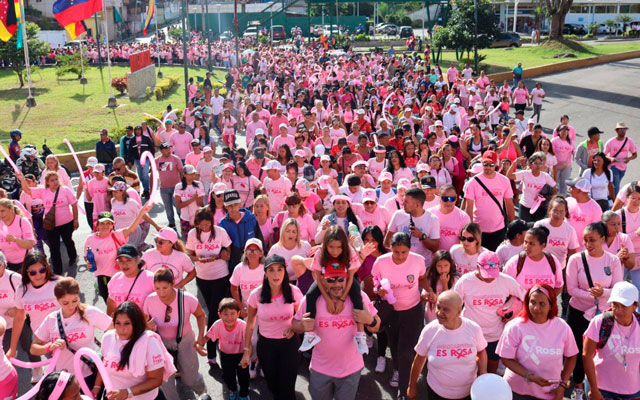 Más de 1,000 participantes disfrutaron de la 4ª Caminata Guaicaipuro Rosa en Los Teques, resaltando la importancia de la prevención del cáncer de mama.