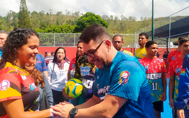 El alcalde Farith Fraija en la reinauguración del Polideportivo Ernesto Aparicio, un espacio renovado para la comunidad de Los Teques.