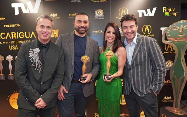 Carlos Mesber recibiendo el premio a Mejor Productor de TV del Año en la gala de los Premios TDO USA 2024.