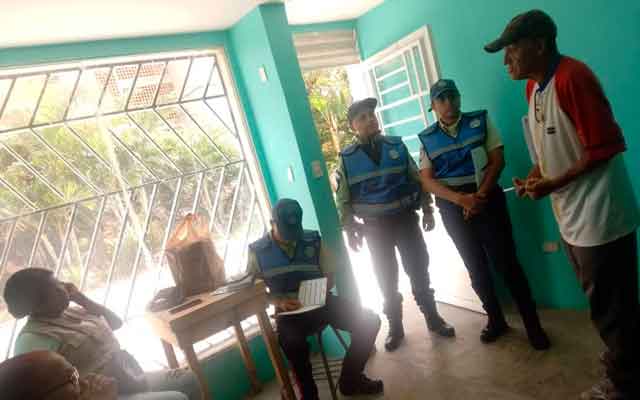 Funcionarios y vecinos durante la instalación de la “mesa de paz” en La Ladera.