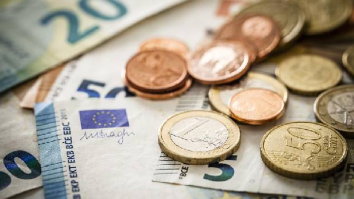 El euro cae por debajo de los 1,08 dólares