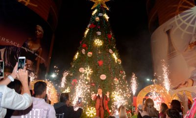 Familias y amigos se unen para celebrar en el Centro San Ignacio, un espacio que se ha convertido en un referente cultural durante la Navidad.