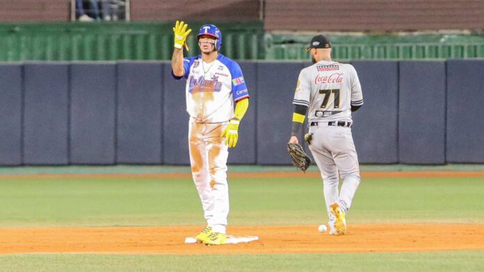 Tiburones de La Guaira y Leones del Caracas igualan