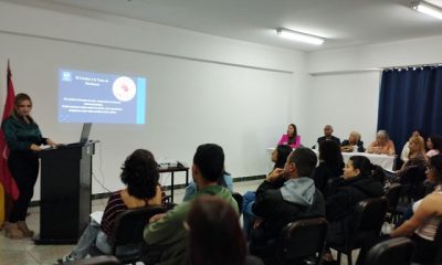 Estudiantes y profesionales asistiendo al foro de neuroliderazgo en el Núcleo San Antonio de la UBA.