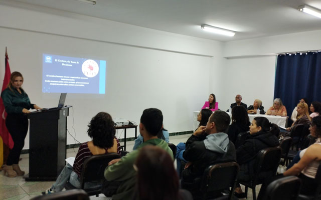 Estudiantes y profesionales asistiendo al foro de neuroliderazgo en el Núcleo San Antonio de la UBA.