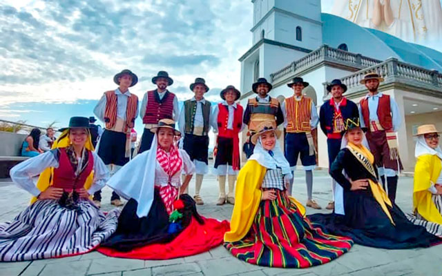 Peregrinos llegan al Santuario de la Virgen de Fátima para celebrar el 50° Arraial, donde la música y la gastronomía son protagonistas.