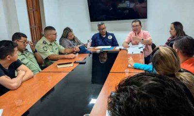 Funcionarios de la Alcaldía de Carrizal reunidos con licoreros para discutir medidas de convivencia y seguridad.