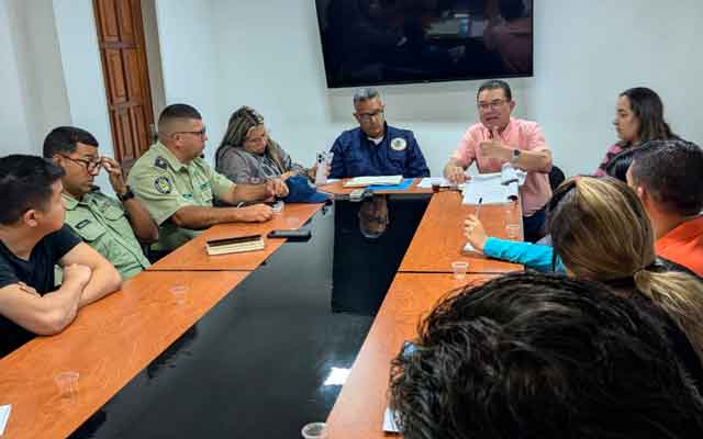 Funcionarios de la Alcaldía de Carrizal reunidos con licoreros para discutir medidas de convivencia y seguridad.