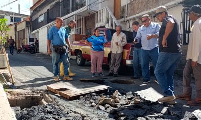 Trabajos de instalación de tuberías en la calle El Carmen, una mejora necesaria para la comunidad.