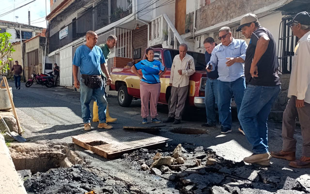 Trabajos de instalación de tuberías en la calle El Carmen, una mejora necesaria para la comunidad.