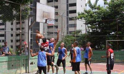 Jugadores del equipo Express celebran su victoria en la Urbanización Quenda.