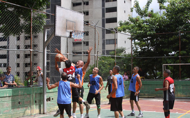 Jugadores del equipo Express celebran su victoria en la Urbanización Quenda.