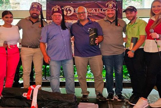 Golfistas disfrutando del emocionante Tercer Torneo de Golf Abou Saad Shriners Venezuela.