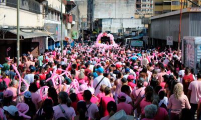 Participantes de la Caminata Rosa en ediciones anteriores, unidos en el mensaje de prevención del cáncer de mama.